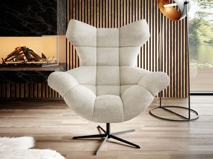 Miniaturka 14 - Kremowy fotel obrotowy boucle pikowany przy kominku widok frontalny