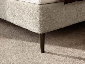 Miniaturka 4 - Łóżko kremowe detal nogi metalowej i tkaniny boucle zbliżenie