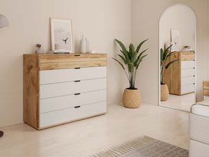 Miniaturka 9 - Komoda drewniana dębowa z białymi szufladami w sypialni aranżacja