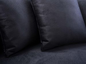 Miniaturka 1 - Detal poduszek i tapicerki narożnika granatowego siedzisko zbliżenie