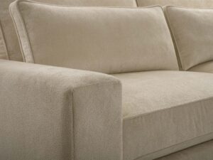 Miniaturka 13 - Detal tapicerki kremowej sofy zbliżenie na siedzisko i podłokietnik