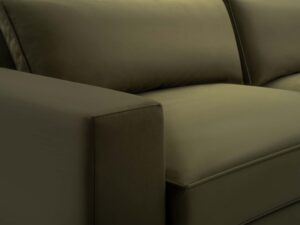 Miniaturka 14 - Detal tapicerki oliwkowej sofy zbliżenie na siedzisko i poduszki