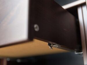 Miniaturka 3 - Detal prowadnicy szuflady kontenera drewnianego ciemnobrązowego zbliżenie