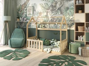 Miniaturka 1 - Sosnowe łóżko dziecięce domek w pokoju z tapetą dżunglą
