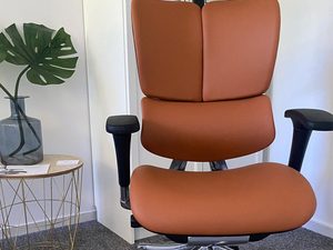 Miniaturka 2 - Karmelowy fotel biurowy ergonomiczny skórzany w aranżacji biura