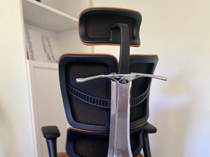 Miniaturka 4 - Karmelowy fotel biurowy ergonomiczny widok z tyłu konstrukcja