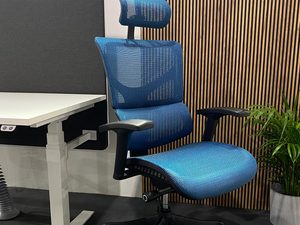 Miniaturka 2 - Niebieski fotel biurowy ergonomiczny siatkowy przy biurku w aranżacji