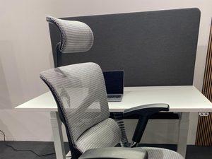 Miniaturka 1 - Fotel biurowy ergonomiczny szary siatkowy przy biurku w aranżacji