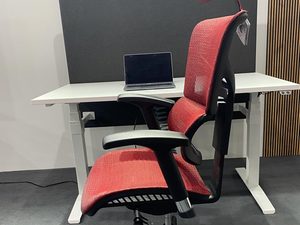 Miniaturka 6 - Fotel biurowy ergonomiczny bordowy siatkowy przy biurku w aranżacji