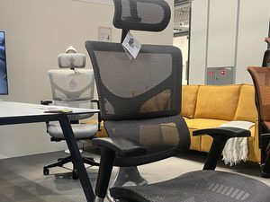 Miniaturka 6 - Fotel biurowy ergonomiczny szary siatkowy na wystawie w aranżacji