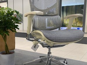 Miniaturka 4 - Szary fotel biurowy ergonomiczny siatkowy z białą ramą na wystawie