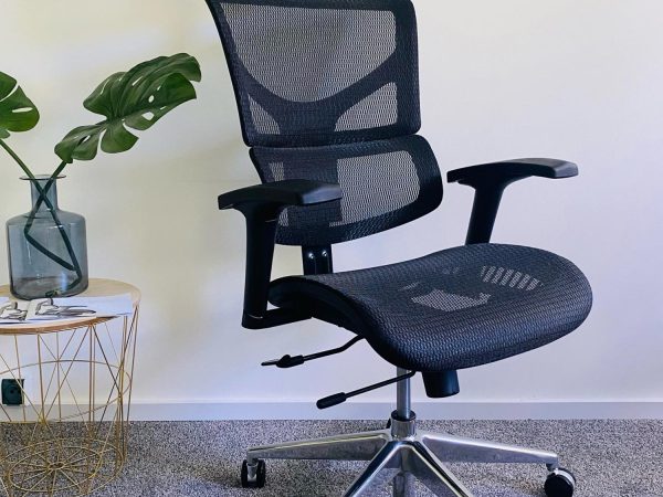 Czarny fotel biurowy ergonomiczny siatkowy w aranżacji perspektywa