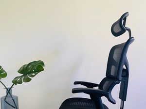 Miniaturka 6 - Czarny fotel biurowy ergonomiczny siatkowy w aranżacji inna perspektywa