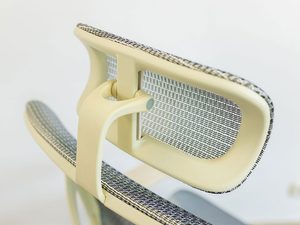 Miniaturka 4 - Fotel biurowy ergonomiczny biały detal zagłówka siatkowego zbliżenie