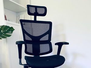 Miniaturka 9 - Czarny fotel biurowy ergonomiczny siatkowy z podnóżkiem w aranżacji