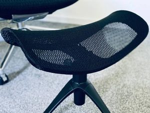 Miniaturka 3 - Czarny podnóżek biurowy siatkowy ergonomiczny widok z góry