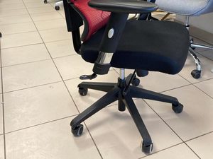 Miniaturka 4 - Fotel biurowy ergonomiczny czerwony siatkowy na wystawie meblowej