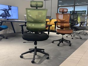 Miniaturka 3 - Fotele biurowe ergonomiczne siatkowe w różnych kolorach w salonie