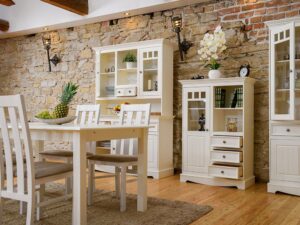 Miniaturka 2 - Biała jadalnia prowansalska z witrynami i stołem na tle kamiennej ściany