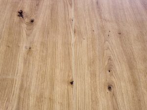 Miniaturka 6 - Blat dębowy z naturalnym usłojeniem i charakterystycznymi sękami