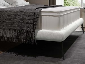 Miniaturka 3 - Łóżko kremowe detal ramy tapicerowanej i metalowych nóg zbliżenie