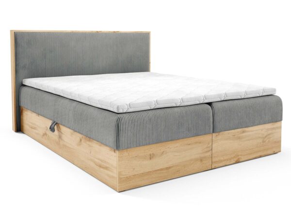 Jasnoszare łóżko z drewnianą ramą i sztruksową tapicerką