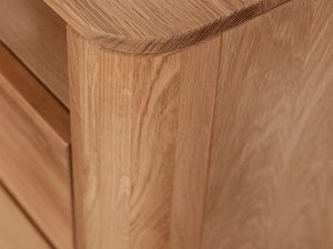Miniaturka 4 - Dębowa szafka nocna detal zaokrąglonej krawędzi usłojenie drewna