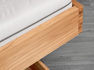Miniaturka 3 - Detal ramy łóżka dębowego i szuflady otwartej widok z góry