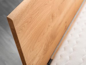 Miniaturka 4 - Łóżko dębowe detal skośnego zagłówka usłojenie drewna zbliżenie