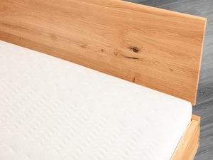 Miniaturka 5 - Detal łóżka dębowego zagłówek skośny i materac usłojenie drewna zbliżenie