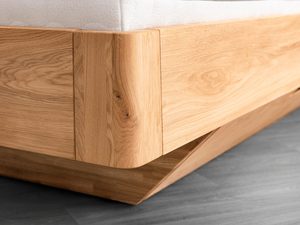 Miniaturka 3 - Detal narożnika ramy łóżka dębowego i nogi usłojenie drewna zbliżenie