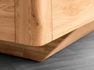 Miniaturka 4 - Detal narożnika ramy łóżka dębowego skośna noga usłojenie drewna zbliżenie