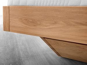 Miniaturka 5 - Detal ramy bocznej łóżka dębowego i skośnej nogi usłojenie drewna