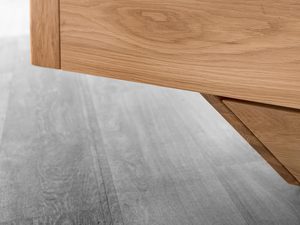 Miniaturka 5 - Łóżko dębowe detal ramy bocznej i skośnej nogi usłojenie drewna zbliżenie