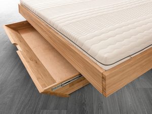 Miniaturka 7 - Dębowe łóżko z materacem i dwoma szufladami otwartymi na prowadnicach