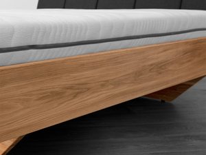 Miniaturka 3 - Detal ramy łóżka dębowego skośne nogi usłojenie drewna zbliżenie