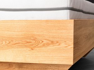 Miniaturka 4 - Łóżko dębowe detal narożnika ramy i skośnej nogi usłojenie drewna
