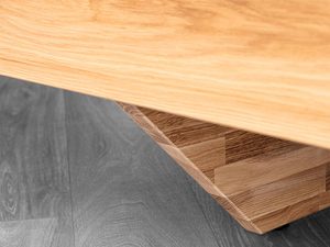 Miniaturka 8 - Łóżko dębowe detal skośnej nogi i ramy usłojenie drewna zbliżenie