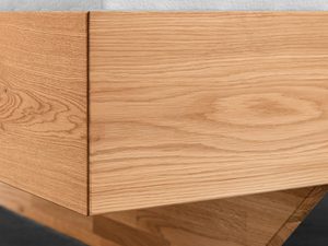 Miniaturka 11 - Łóżko dębowe detal narożnika ramy i skośnej nogi usłojenie drewna zbliżenie