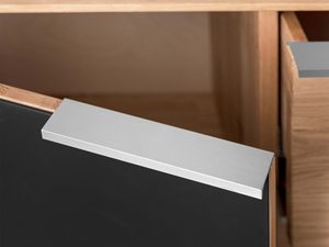 Miniaturka 5 - Dębowa komoda detal otwartej grafitowej drzwiczki z metalowym uchwytem