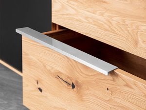 Miniaturka 4 - Komoda dębowa detal otwartej szuflady z metalowym uchwytem zbliżenie