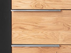 Miniaturka 3 - Dębowa komoda detal frontów szuflad z metalowymi uchwytami usłojenie
