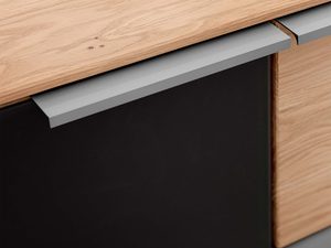 Miniaturka 2 - Komoda dębowa detal grafitowej drzwiczki z metalowym uchwytem zbliżenie
