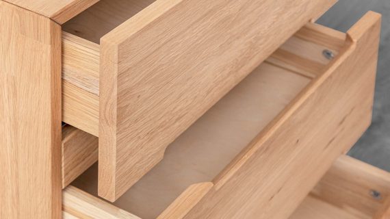 Miniaturka 6 - Drewniana szafka nocna z litego drewna Macari 3L