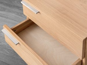 Miniaturka 3 - Dębowa komoda detal otwartej szuflady pokazującej wnętrze