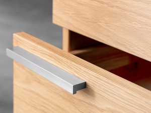 Miniaturka 4 - Komoda dębowa detal otwartej szuflady z metalowym uchwytem