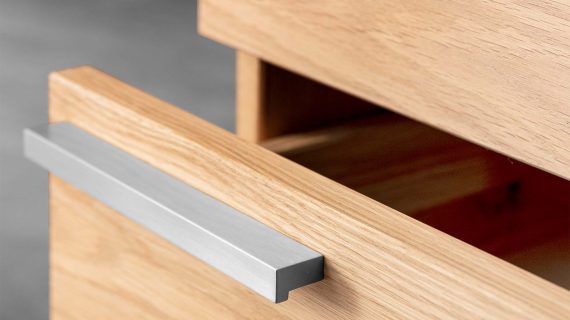 Miniaturka 4 - Elegancka drewniana szafka nocna Arella 3L-RE