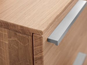 Miniaturka 5 - Dębowa komoda detal górnego narożnika i metalowego uchwytu