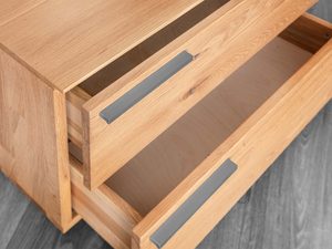 Miniaturka 4 - Szafka nocna dębowa detal otwartych szuflad z metalowymi uchwytami