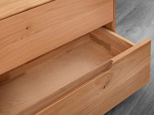 Miniaturka 3 - Dębowa szafka nocna detal otwartej szuflady z wyciętym uchwytem